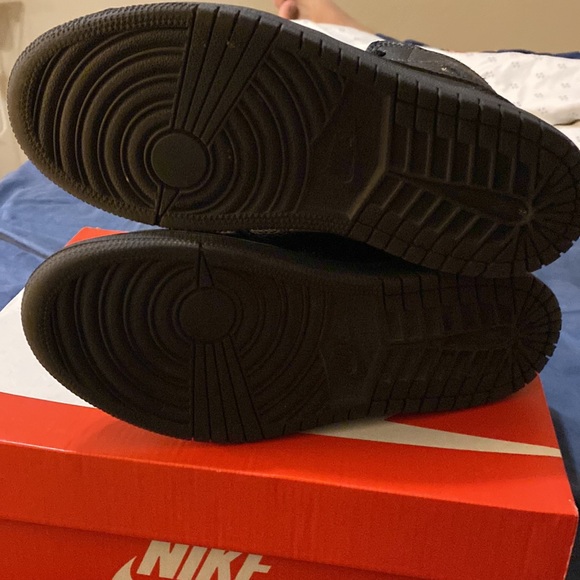 Boys youth size 2 Nike Air Jordan 1 Mid PS Triple Black. -very good condition - Picture 4 of 5